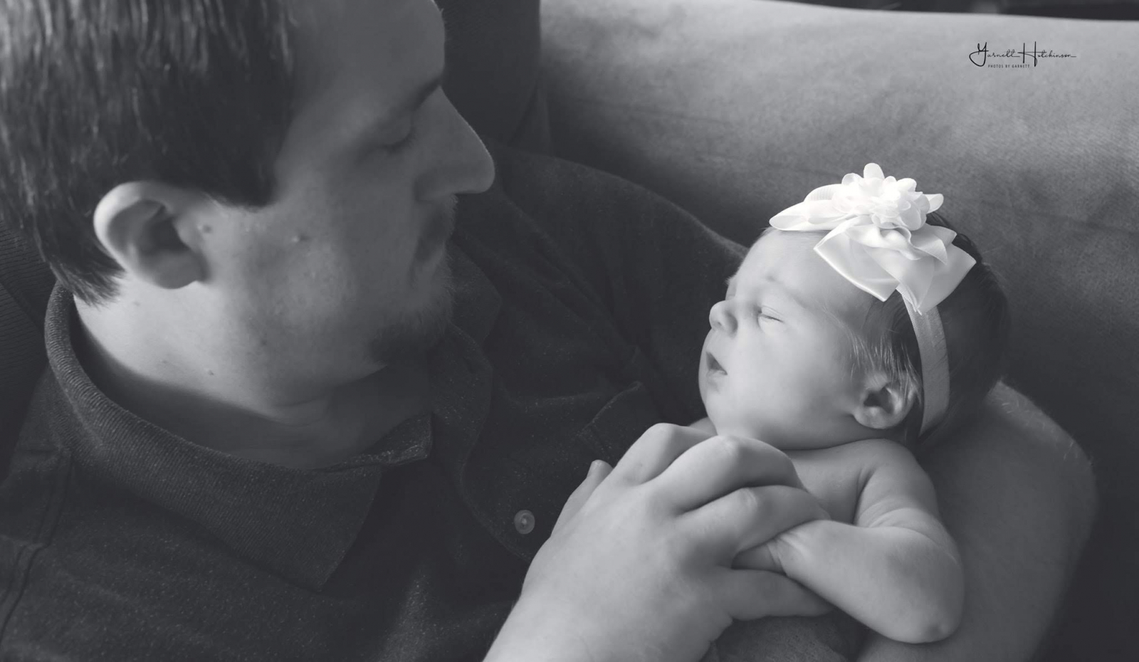 End of article: Father adoring his new little girl