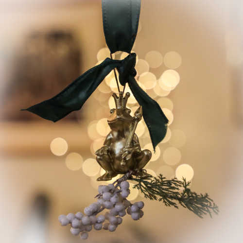 25-06-December-LB.jpg-mistletoad